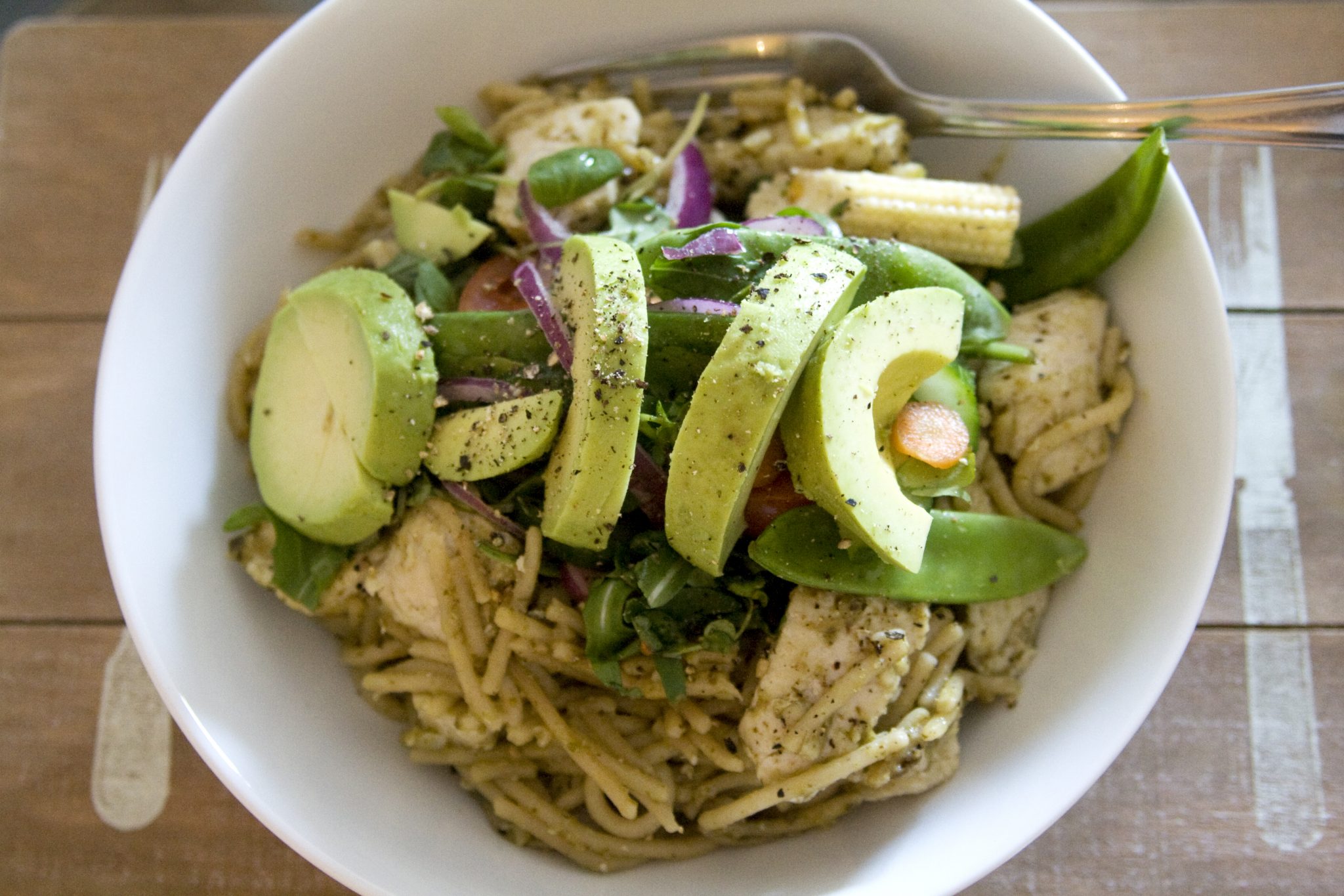 healthy chicken pesto pasta with avocado. Salad, healthy food, healthy eating, super food, recipe, easy. Manchester based fasion and lifestyle blogger.