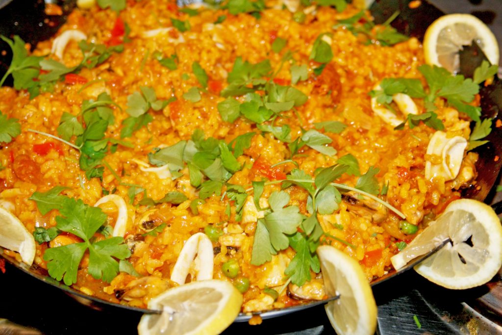 Laura Kate Blog. Manchester based fashion and lifestyle blogger. Recipes for a dinner party: perfect party paella.