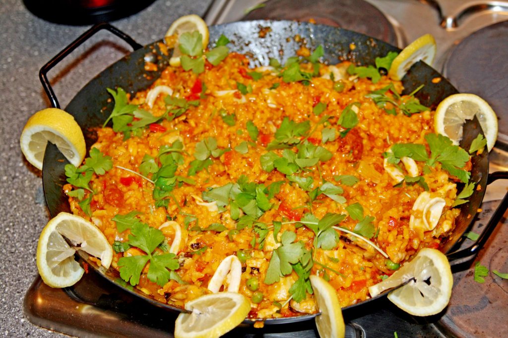 Laura Kate Blog. Manchester based fashion and lifestyle blogger. Recipes for a dinner party: perfect party paella.