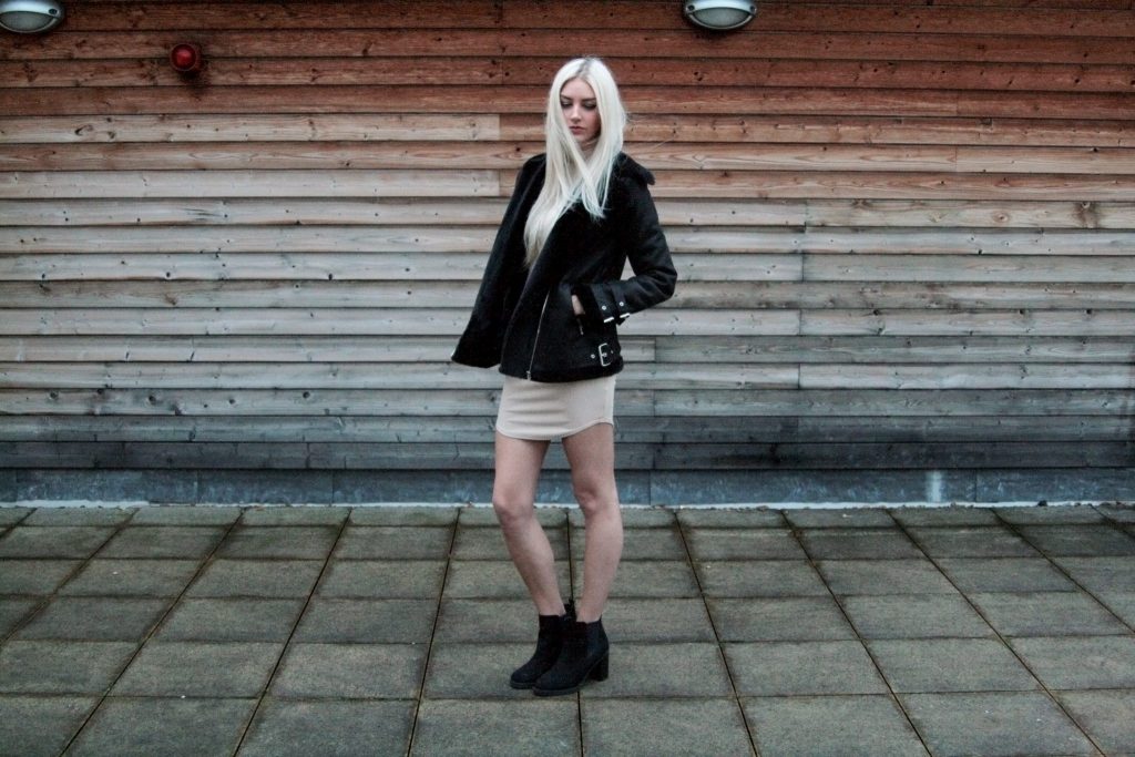 Laura Kate Lucas - Manchester based fashion and lifestyle blog. Missguided nude dress and aviator jacket outfit.