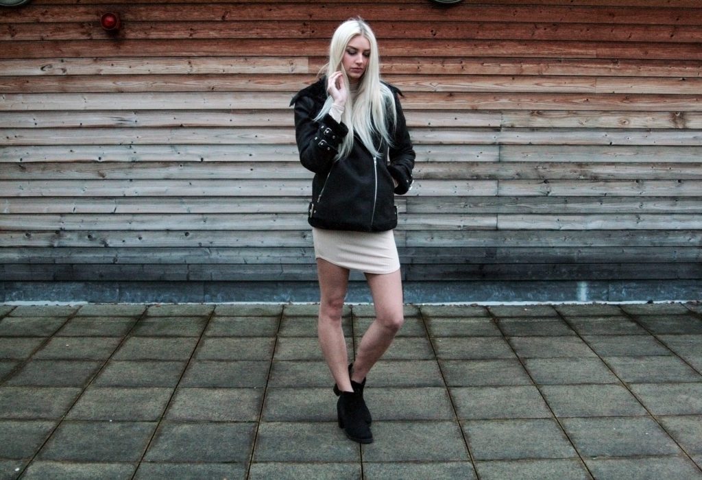 Laura Kate Lucas - Manchester based fashion and lifestyle blog. Missguided nude dress and aviator jacket outfit.