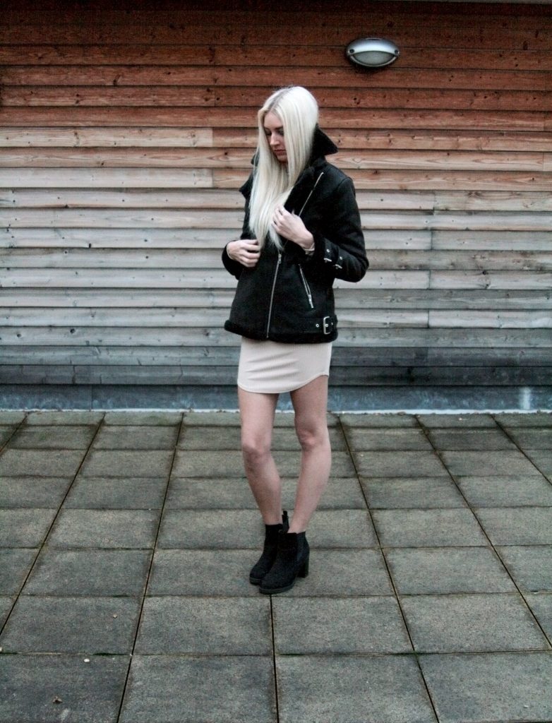 Laura Kate Lucas - Manchester based fashion and lifestyle blog. Missguided nude dress and aviator jacket outfit.