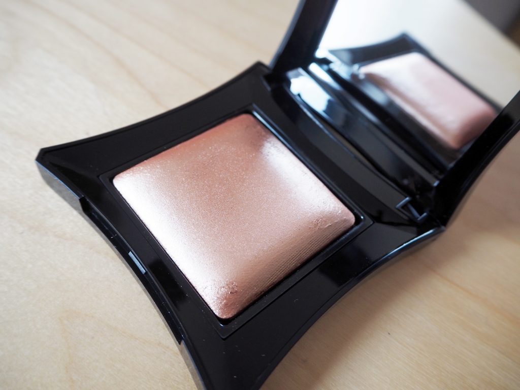 Illamasqua Beyond Powder - Makeup Highlighter Product Review