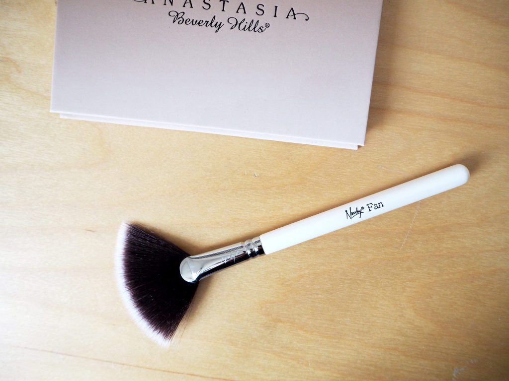 Nanshy fan brush - highlighter makeup brush product review