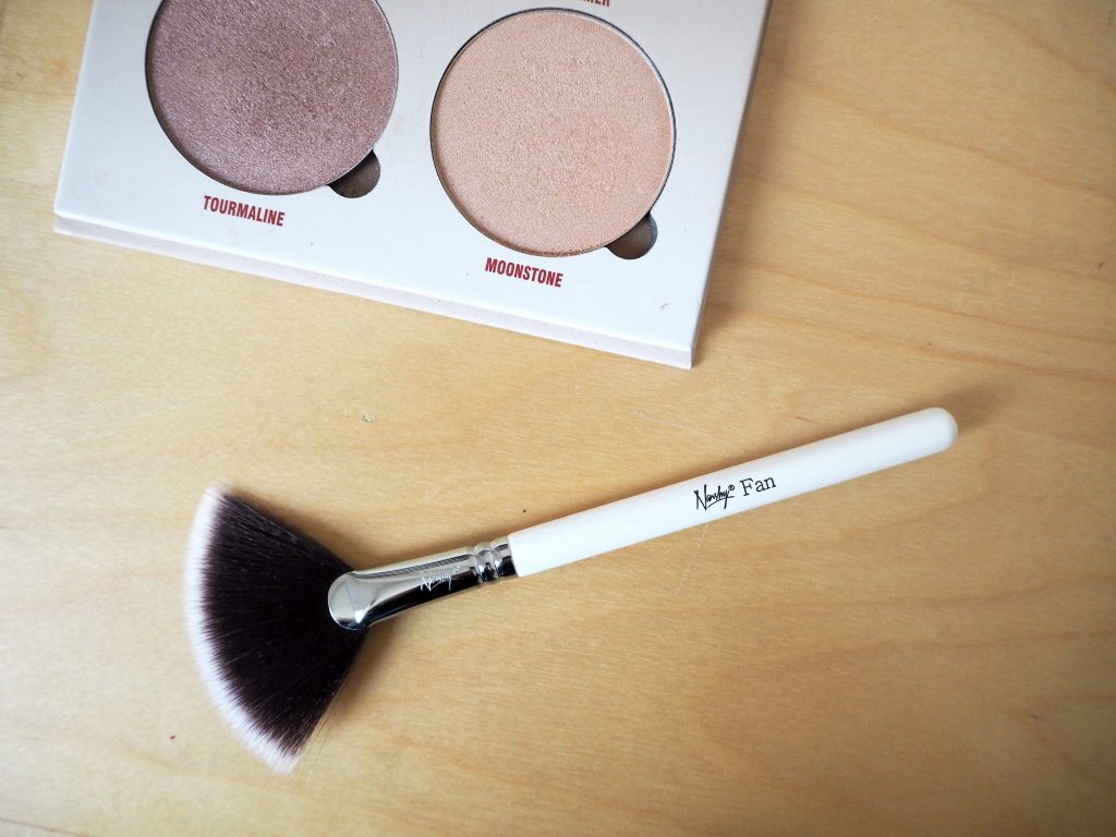 Nanshy fan brush - highlighter makeup brush product review
