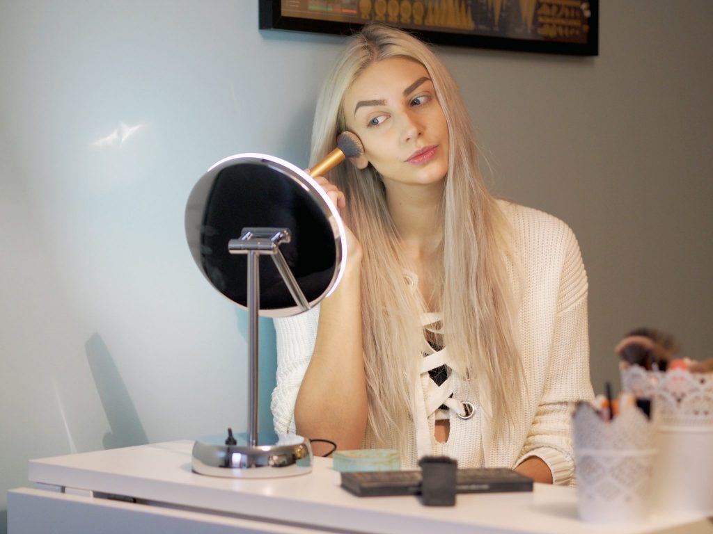 Laura Kate Lucas - Manchester based Fashion, Beauty and Lifestyle blogger. Makeup Tutorial and Pebble Grey Mirror Review