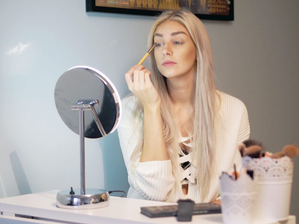 Laura Kate Lucas - Manchester based Fashion, Beauty and Lifestyle blogger. Makeup Tutorial and Pebble Grey Mirror Review