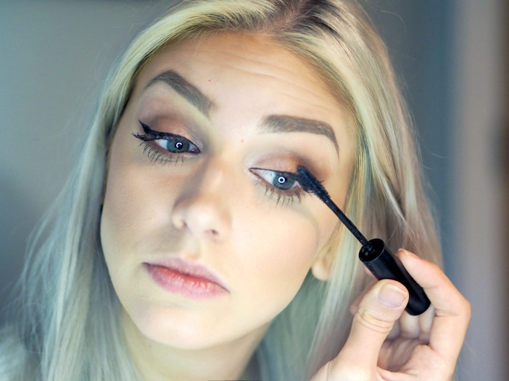 Laura Kate Lucas - Manchester based Fashion, Beauty and Lifestyle blogger. Makeup Tutorial and Pebble Grey Mirror Review