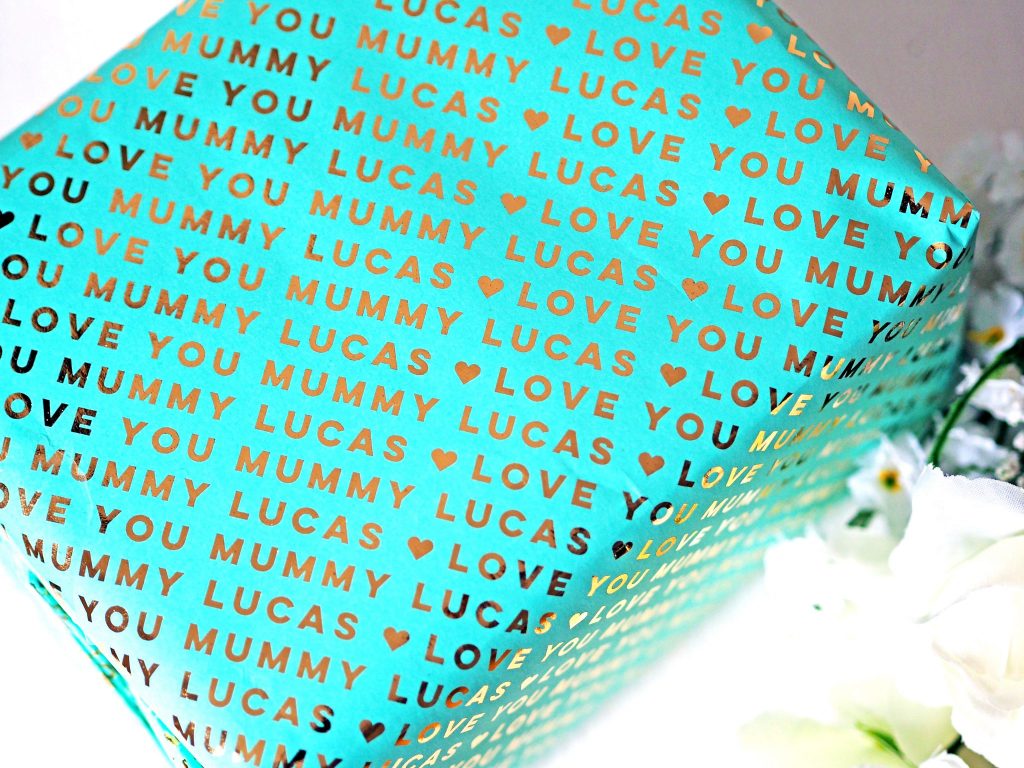 Laura Kate Lucas - Manchester Fashion, Lifestyle and Fitness Blogger | Mother's Day Gift Guide Wrapping Paper Inspo - Pretty Gifted