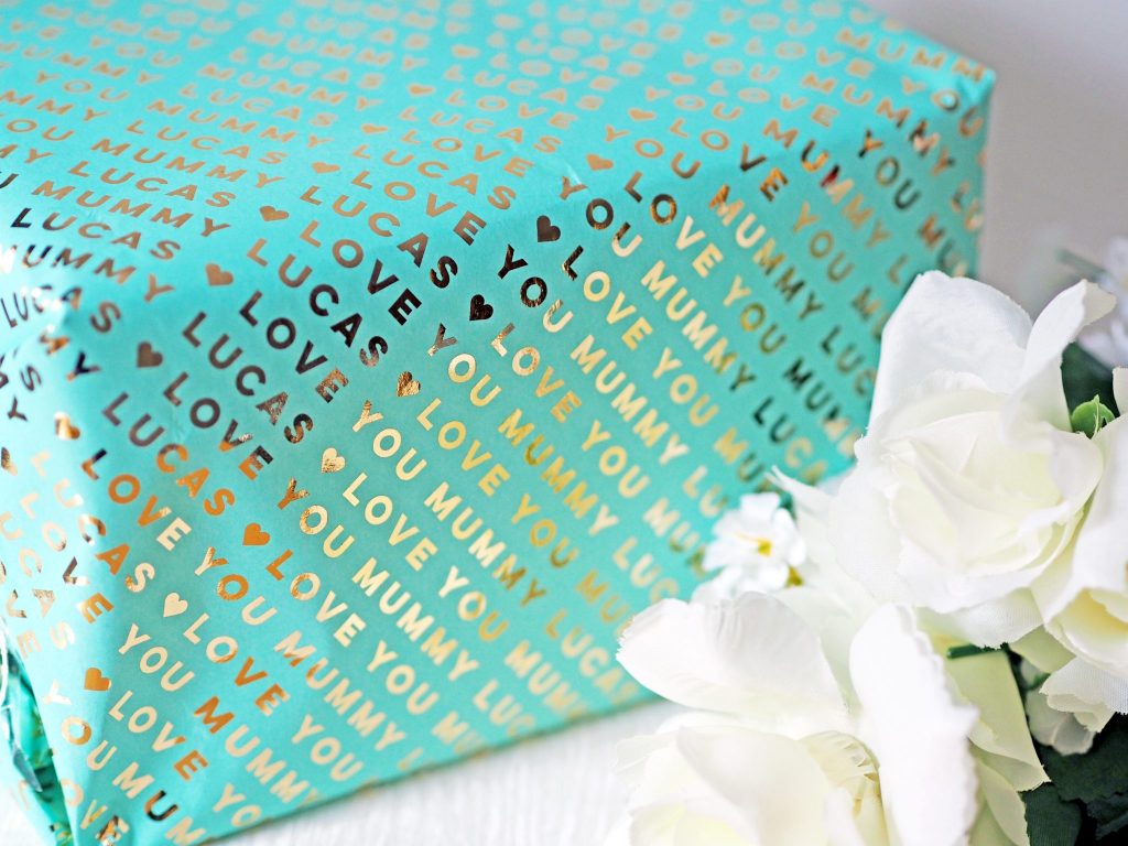 Laura Kate Lucas - Manchester Fashion, Lifestyle and Fitness Blogger | Mother's Day Gift Guide Wrapping Paper Inspo - Pretty Gifted