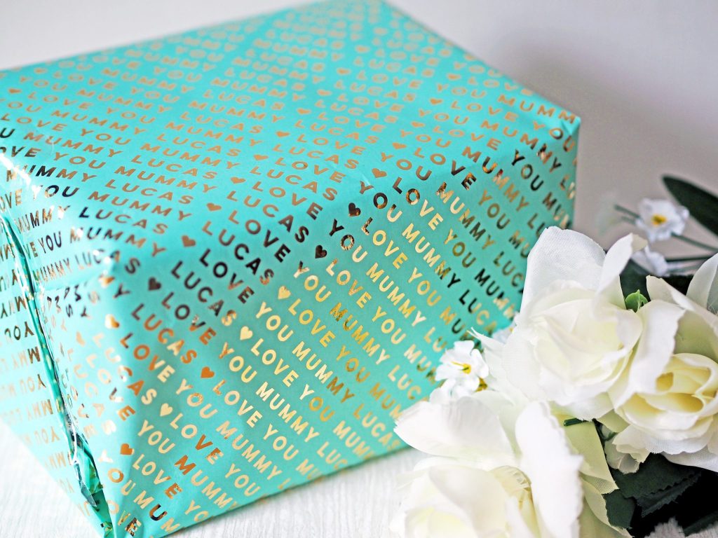 Laura Kate Lucas - Manchester Fashion, Lifestyle and Fitness Blogger | Mother's Day Gift Guide Wrapping Paper Inspo - Pretty Gifted