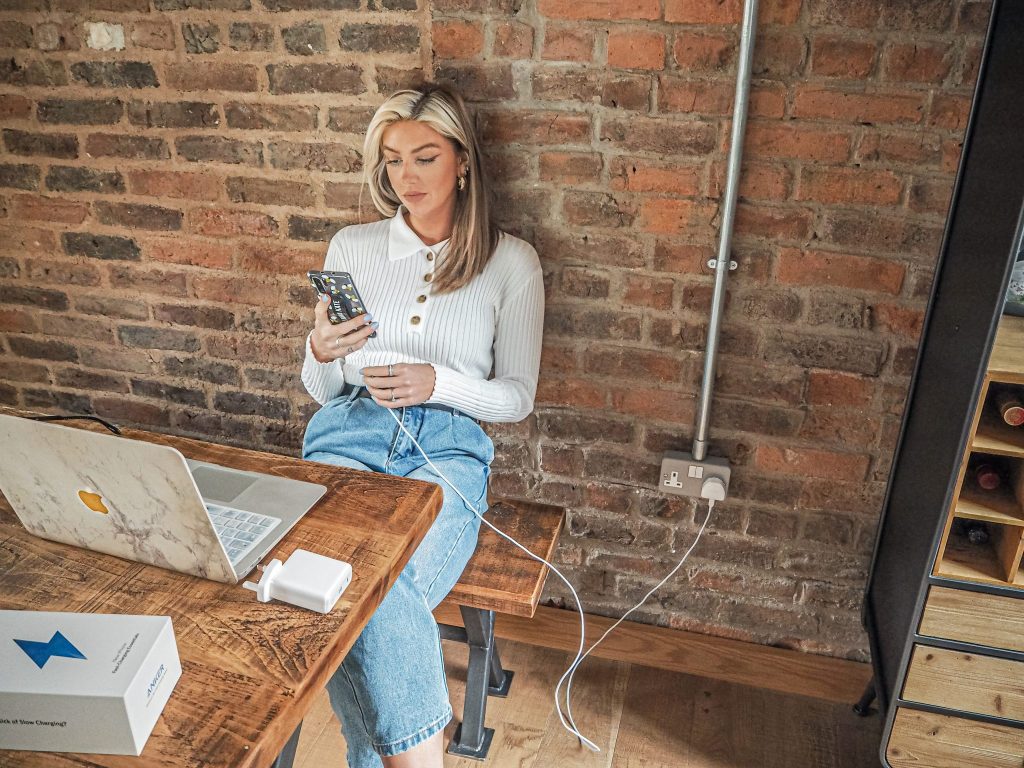 Laura Kate Lucas - Manchester Fashion, Lifestyle and Technology Blogger | Fast Charging with Anker Nano